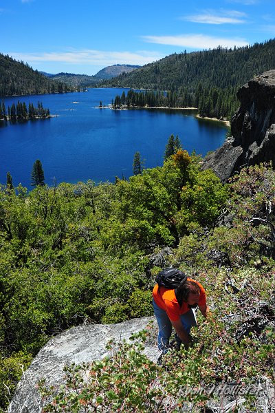 RJH_2501.JPG - Steve and I went around the manzanita.  Aric went over it.   Lake Eleanor in the background.